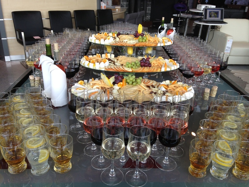 Stół z drinkami i winami